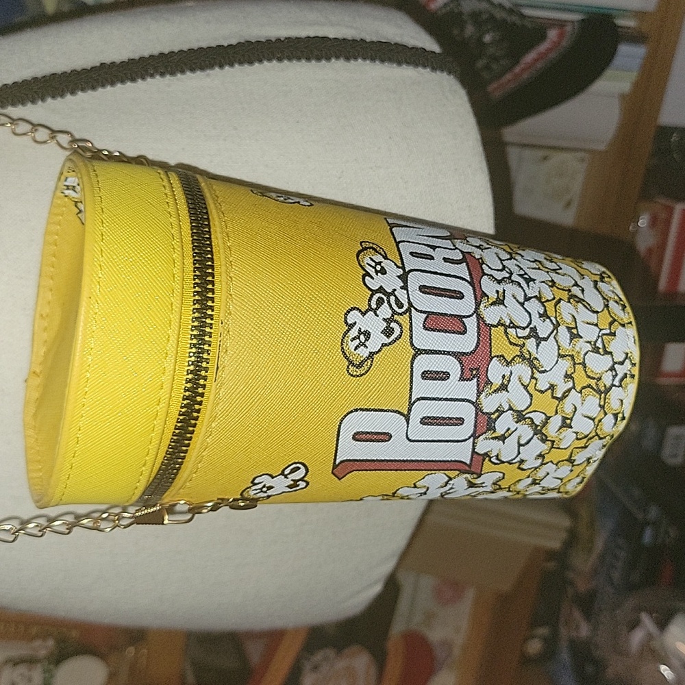 Popcorn zipper purse